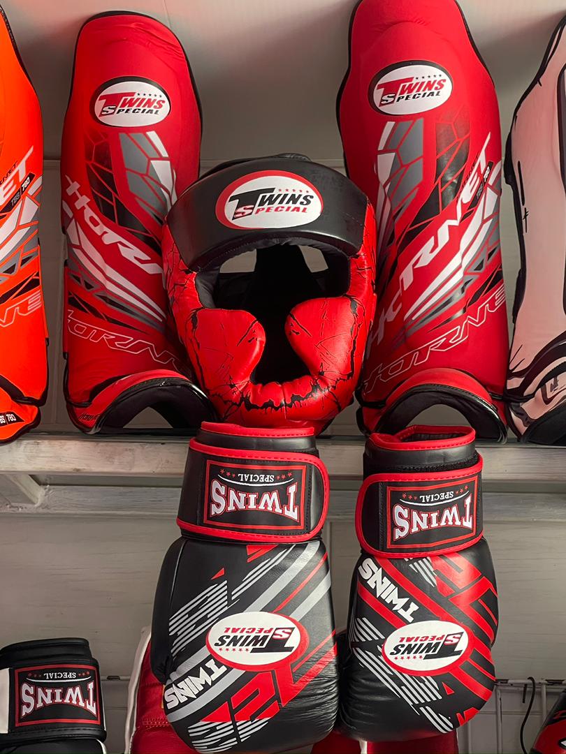 با انتخاب سایز لارج : برای شما یک دستکش با سایز 12 و یک کلاه با سایز لارج و یک ساقبند با سایز لارج ارسال خواهد شد.