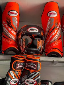 با انتخاب سایز لارج : برای شما یک دستکش با سایز 12 و یک کلاه با سایز لارج و یک ساقبند با سایز لارج ارسال خواهد شد.