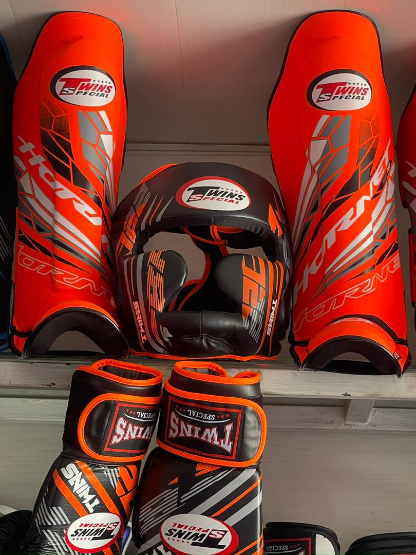 با انتخاب سایز لارج : برای شما یک دستکش با سایز 12 و یک کلاه با سایز لارج و یک ساقبند با سایز لارج ارسال خواهد شد.